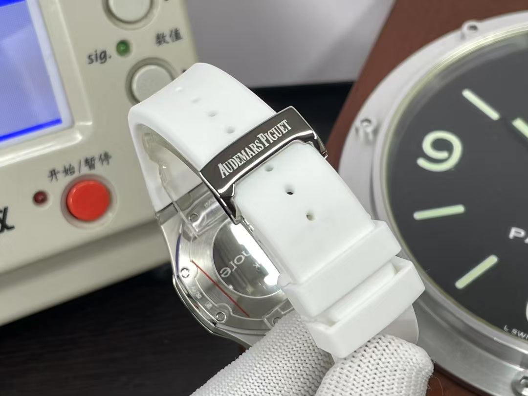 RXWF ap Royal Oak Lady Quartz 37mm with White Rubber Band