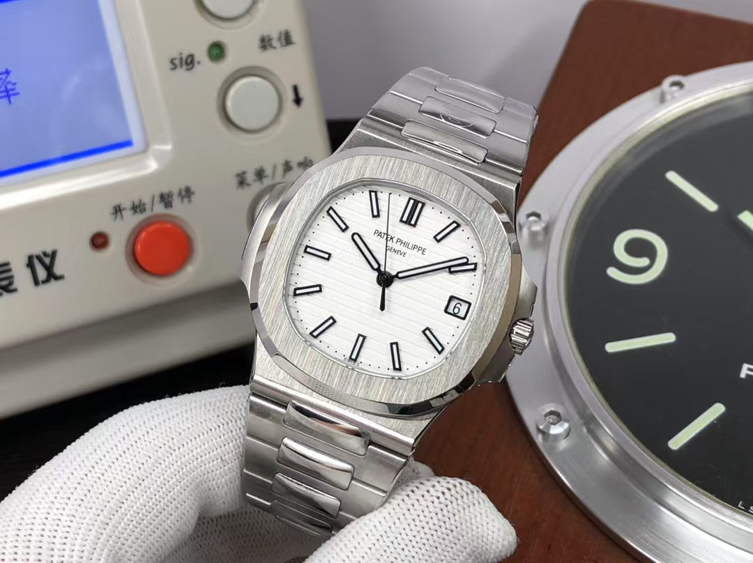 pp Nautilus 5711 White Dial 330 Movement