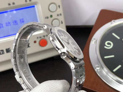 pp Nautilus 5711 White Dial 330 Movement