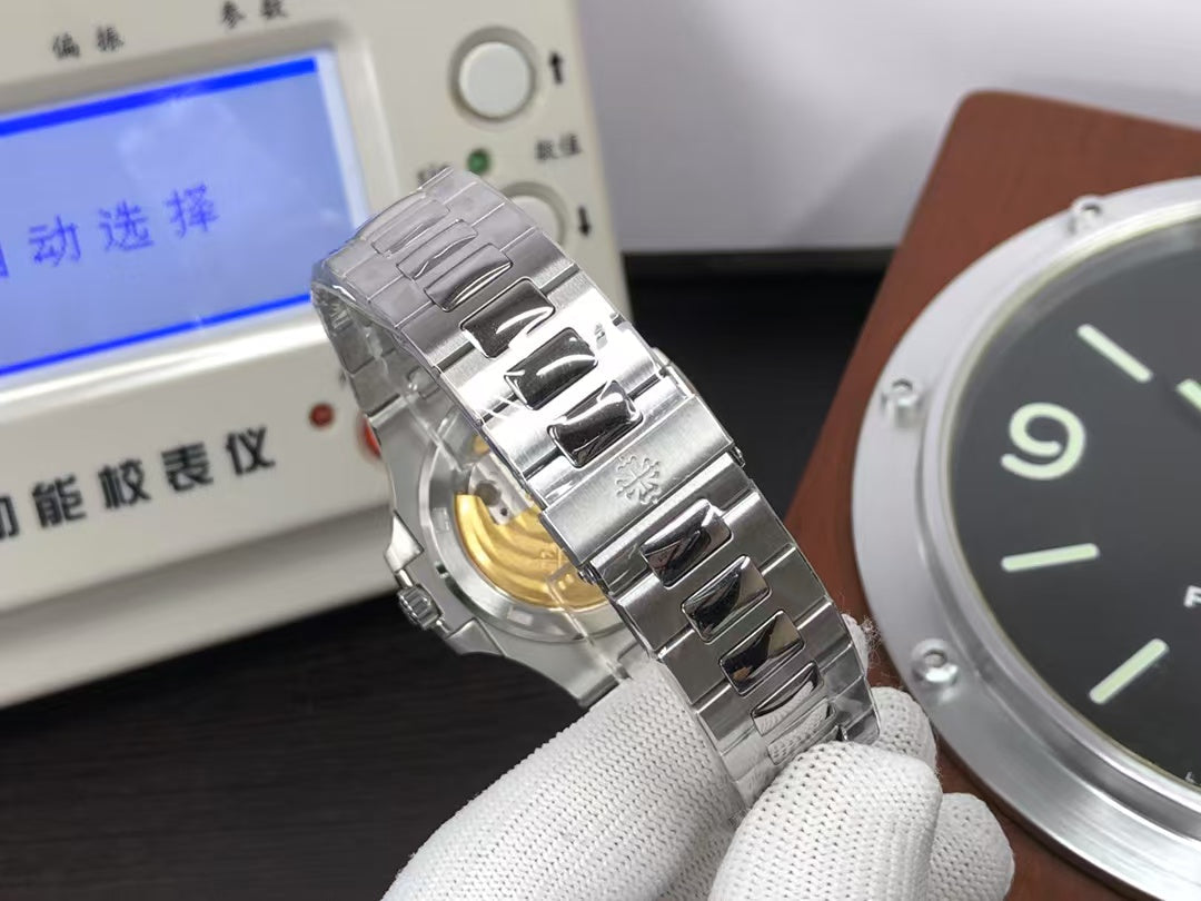 pp Nautilus 5711 White Dial 330 Movement